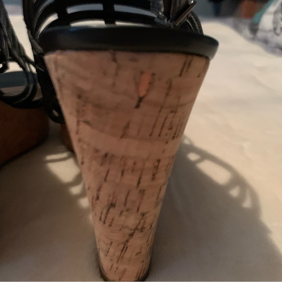 🖤✨ Black Leather Wedge Sandals✨🖤 - Picture 5 of 8